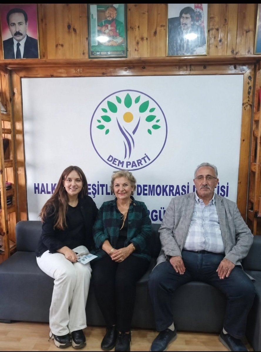 RecepBeyotag's tweet photo. Pusjsjd sen önce sorduğum sorulara cevap versene Meltem @Calamity_Jane35 aynı videoyu utancından gerçeklere cevap vermemek için on kez atmış yazık acıdım lan . Ümit özdag hdpli kadini ilçe başkanı yapar Meltem savunur shshd :) https://t.co/zUgZLQnKfG