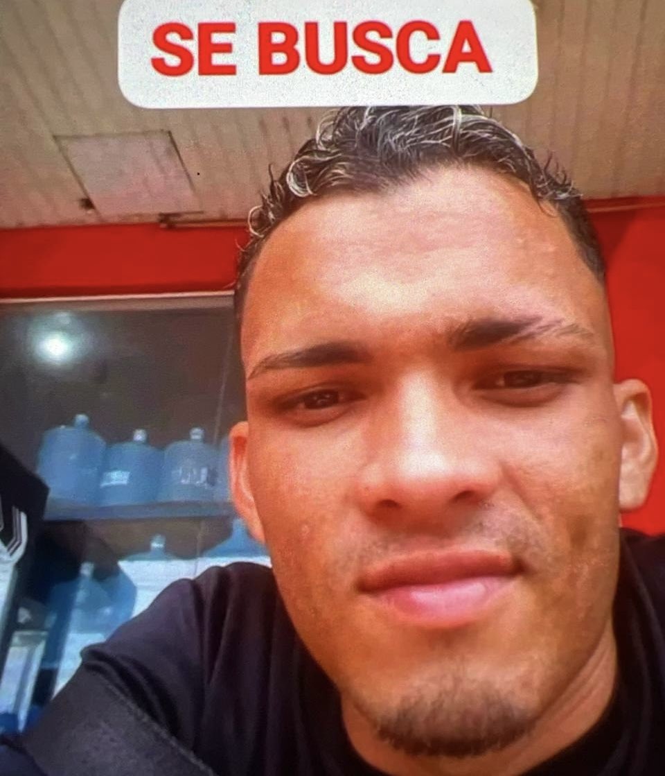 DelmiroDeBarrio's tweet photo. Hallan el cuerpo de una mujer semidesnuda en un hotel de Guárico.

El cuerpo fue localizado este sábado 26 de septiembre en las instalaciones de un hotel ubicado en la carretera nacional Troncal 15, sector Cruz Verde, en El Socorro, estado Guárico.

La víctima fue identificada como María José Machado Ríos, de 24 años, cuyo cadáver en avanzado estado de descomposición fue hallado luego de que los trabajadores del establecimiento percibieran un fuerte olor proveniente de un pasillo externo situado detrás de las habitaciones. 

Comisiones del Cuerpo de Investigaciones Científicas, Penales y Criminalísticas (CICPC) se apersonaron en el lugar para adelantar las investigaciones y determinar la causa exacta de la muerte.

Extraoficialmente se conoció que la joven habría sido asesinada por su expareja, identificada como Cristian de Jesús Hernández Díaz, quien se hospedó en el hotel días antes del hallazgo y actualmente es buscado activamente por los cuerpos de seguridad del Estado.

Según la versión que se maneja, la joven ingresó al establecimiento el pasado miércoles. Durante la madrugada del jueves, el presunto victimario salió del hotel e informó en la recepción que debía realizar una diligencia.

También de forma extraoficial se conoció que Machado había denunciado a Hernández en julio de este año. La denuncia estaba relacionada con un episodio de violencia ocurrido cuando el hombre, presuntamente por celos, atacó con un tubo a otro ciudadano que se encontraba visitando a la víctima en su vivienda.

La joven residía en el sector José Félix Ribas de Valle de la Pascua, era madre de dos niñas y trabajaba en un comercio asiático ubicado en la avenida Rómulo Gallegos.

SE BUSCA a Cristian de Jesús Hernández Díaz para ser investigado con relación a este homicidio. Si usted lo ha visto o conoce el paradero de este sujeto, puede comunicarse con el CICPC o escribirme por mensajería directa. Su identidad se mantendrá bajo estricta confidencialidad y la información que suministre será entregada directamente a los organismos de seguridad.