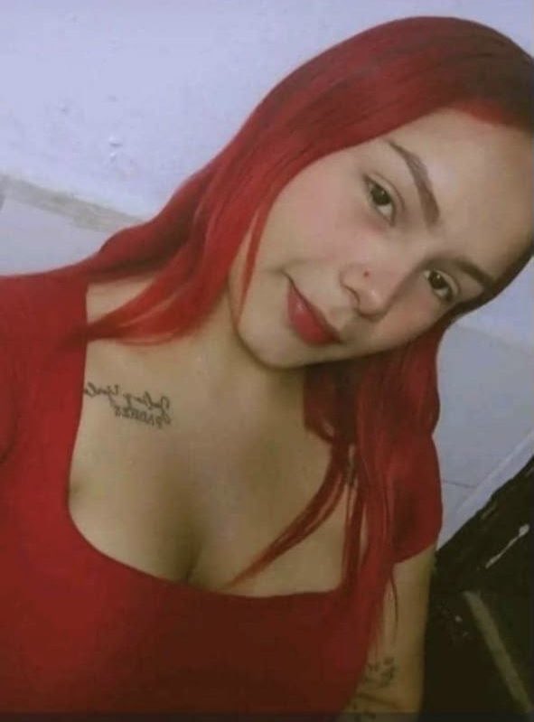 DelmiroDeBarrio's tweet photo. Hallan el cuerpo de una mujer semidesnuda en un hotel de Guárico.

El cuerpo fue localizado este sábado 26 de septiembre en las instalaciones de un hotel ubicado en la carretera nacional Troncal 15, sector Cruz Verde, en El Socorro, estado Guárico.

La víctima fue identificada como María José Machado Ríos, de 24 años, cuyo cadáver en avanzado estado de descomposición fue hallado luego de que los trabajadores del establecimiento percibieran un fuerte olor proveniente de un pasillo externo situado detrás de las habitaciones. 

Comisiones del Cuerpo de Investigaciones Científicas, Penales y Criminalísticas (CICPC) se apersonaron en el lugar para adelantar las investigaciones y determinar la causa exacta de la muerte.

Extraoficialmente se conoció que la joven habría sido asesinada por su expareja, identificada como Cristian de Jesús Hernández Díaz, quien se hospedó en el hotel días antes del hallazgo y actualmente es buscado activamente por los cuerpos de seguridad del Estado.

Según la versión que se maneja, la joven ingresó al establecimiento el pasado miércoles. Durante la madrugada del jueves, el presunto victimario salió del hotel e informó en la recepción que debía realizar una diligencia.

También de forma extraoficial se conoció que Machado había denunciado a Hernández en julio de este año. La denuncia estaba relacionada con un episodio de violencia ocurrido cuando el hombre, presuntamente por celos, atacó con un tubo a otro ciudadano que se encontraba visitando a la víctima en su vivienda.

La joven residía en el sector José Félix Ribas de Valle de la Pascua, era madre de dos niñas y trabajaba en un comercio asiático ubicado en la avenida Rómulo Gallegos.

SE BUSCA a Cristian de Jesús Hernández Díaz para ser investigado con relación a este homicidio. Si usted lo ha visto o conoce el paradero de este sujeto, puede comunicarse con el CICPC o escribirme por mensajería directa. Su identidad se mantendrá bajo estricta confidencialidad y la información que suministre será entregada directamente a los organismos de seguridad.