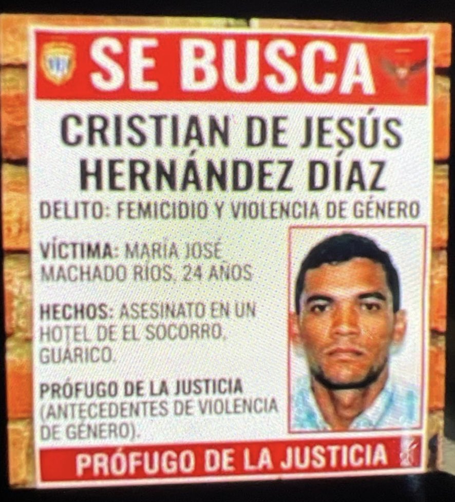 DelmiroDeBarrio's tweet photo. Hallan el cuerpo de una mujer semidesnuda en un hotel de Guárico.

El cuerpo fue localizado este sábado 26 de septiembre en las instalaciones de un hotel ubicado en la carretera nacional Troncal 15, sector Cruz Verde, en El Socorro, estado Guárico.

La víctima fue identificada como María José Machado Ríos, de 24 años, cuyo cadáver en avanzado estado de descomposición fue hallado luego de que los trabajadores del establecimiento percibieran un fuerte olor proveniente de un pasillo externo situado detrás de las habitaciones. 

Comisiones del Cuerpo de Investigaciones Científicas, Penales y Criminalísticas (CICPC) se apersonaron en el lugar para adelantar las investigaciones y determinar la causa exacta de la muerte.

Extraoficialmente se conoció que la joven habría sido asesinada por su expareja, identificada como Cristian de Jesús Hernández Díaz, quien se hospedó en el hotel días antes del hallazgo y actualmente es buscado activamente por los cuerpos de seguridad del Estado.

Según la versión que se maneja, la joven ingresó al establecimiento el pasado miércoles. Durante la madrugada del jueves, el presunto victimario salió del hotel e informó en la recepción que debía realizar una diligencia.

También de forma extraoficial se conoció que Machado había denunciado a Hernández en julio de este año. La denuncia estaba relacionada con un episodio de violencia ocurrido cuando el hombre, presuntamente por celos, atacó con un tubo a otro ciudadano que se encontraba visitando a la víctima en su vivienda.

La joven residía en el sector José Félix Ribas de Valle de la Pascua, era madre de dos niñas y trabajaba en un comercio asiático ubicado en la avenida Rómulo Gallegos.

SE BUSCA a Cristian de Jesús Hernández Díaz para ser investigado con relación a este homicidio. Si usted lo ha visto o conoce el paradero de este sujeto, puede comunicarse con el CICPC o escribirme por mensajería directa. Su identidad se mantendrá bajo estricta confidencialidad y la información que suministre será entregada directamente a los organismos de seguridad.