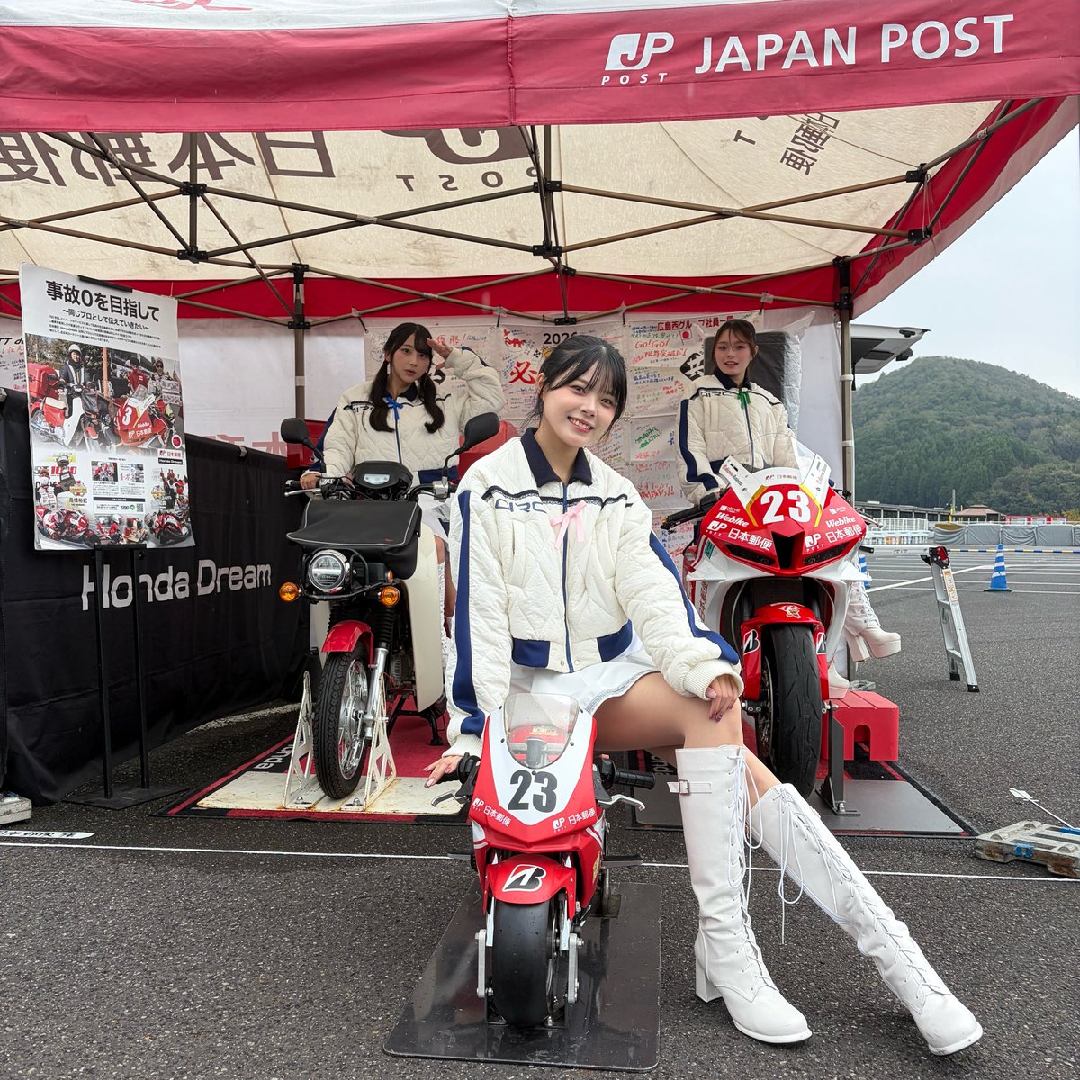 OIC_pr's tweet photo. 【スーパーバイクレースin岡山】
Rouciel＆唯も、憧れのバイクに🏍️
誰が一番速いかな⁈

#岡山国際サーキット
#スーパーバイクレースin岡山
#JRR #SUPERBIKERACE https://t.co/H4vPwW9OXF