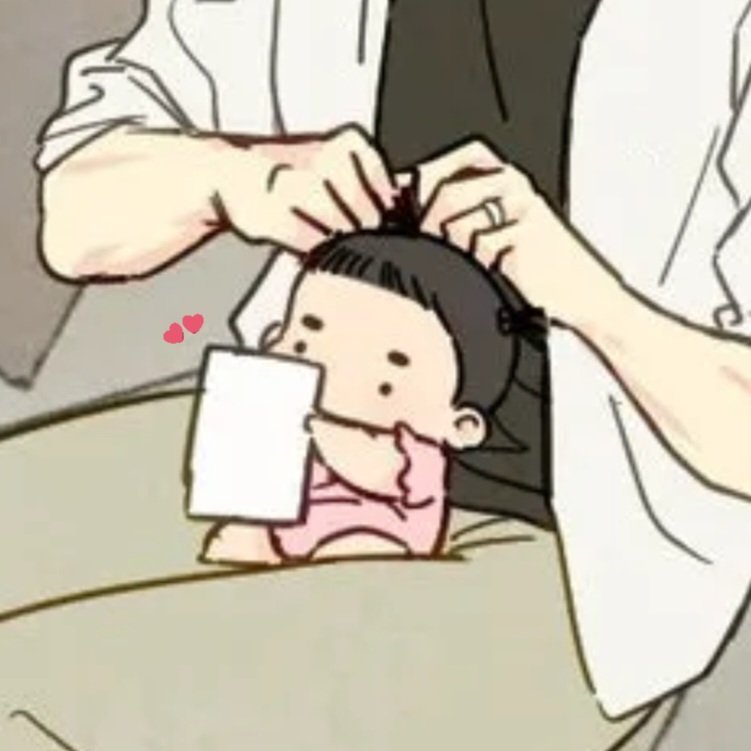 puddingmelons's tweet photo. sungwoon happily holding the cards of his dadas is one of the cutest things ever (^ᗜ^)🥔🐍
&amp; not only did he hold his papa's cards &amp; found the real "🌙" wolhyun 😚😆— it seems he gave little haebom the '아기 (baby)' card she's been holding too 😆🤭🤍 this is so precious 🥹😭🩷💛 https://t.co/omTMNdy8oa