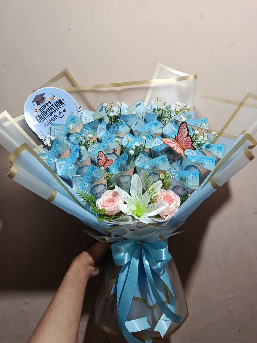 MoiIsmiy's tweet photo. Buket untuk wisuda ya... Makasih bundaa... https://t.co/KVZBcJuXzX