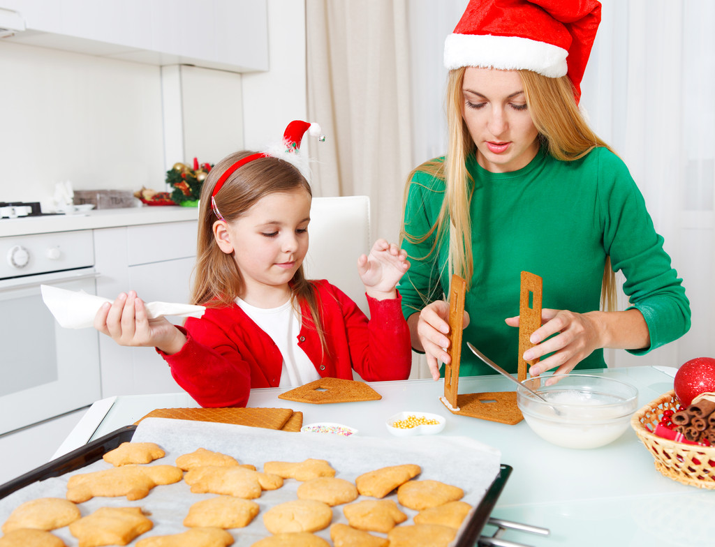 AlvertaMeree's tweet photo. Today’s perfect little moment: baking cookies with my 5-year-old — flour everywhere, but smiles all around https://t.co/7wqG8m1E2K