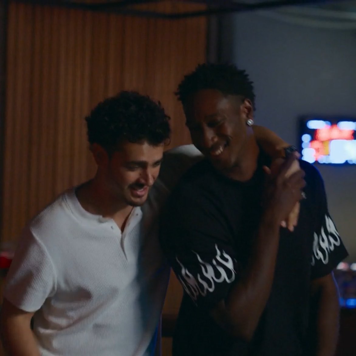 realityzxz's tweet photo. nossa q homem apaixonado é o neto da diná né? se declarou quando viu q tinha concorrência, levou um fora e já saiu da balada com outro cara novamente na frente da pessoa q ele disse gostar 😍 https://t.co/RG7a6OPQWP