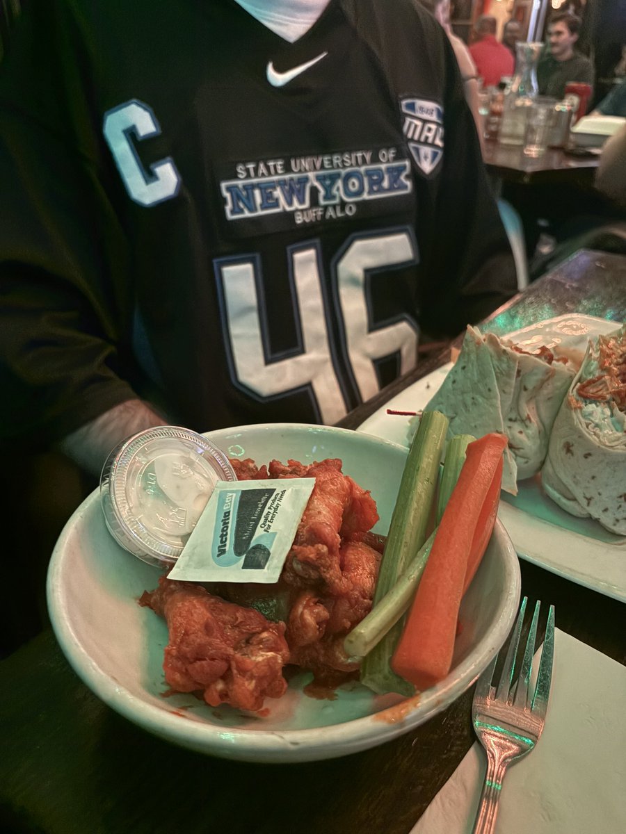 ForcedFumbleU's tweet photo. Forced Fumble University Admin needed some post game cope wings to take the edge off. Let’s see how we match up against W Mich next week. Gonna have a few beers in Allentown and draw up some plays to email to Tokarz in the morning. #HornsUp https://t.co/e5cBRUtEdw
