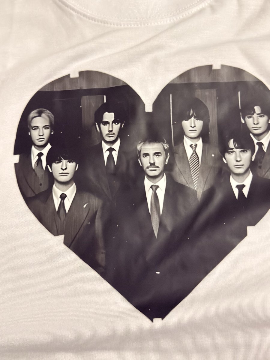 ksjcrazier's tweet photo. Compré en TikTok shop una playera barata de los bts en un corazón y esto fue lo q me llegó 😂😂😂😂 https://t.co/3rzgyj5TCD