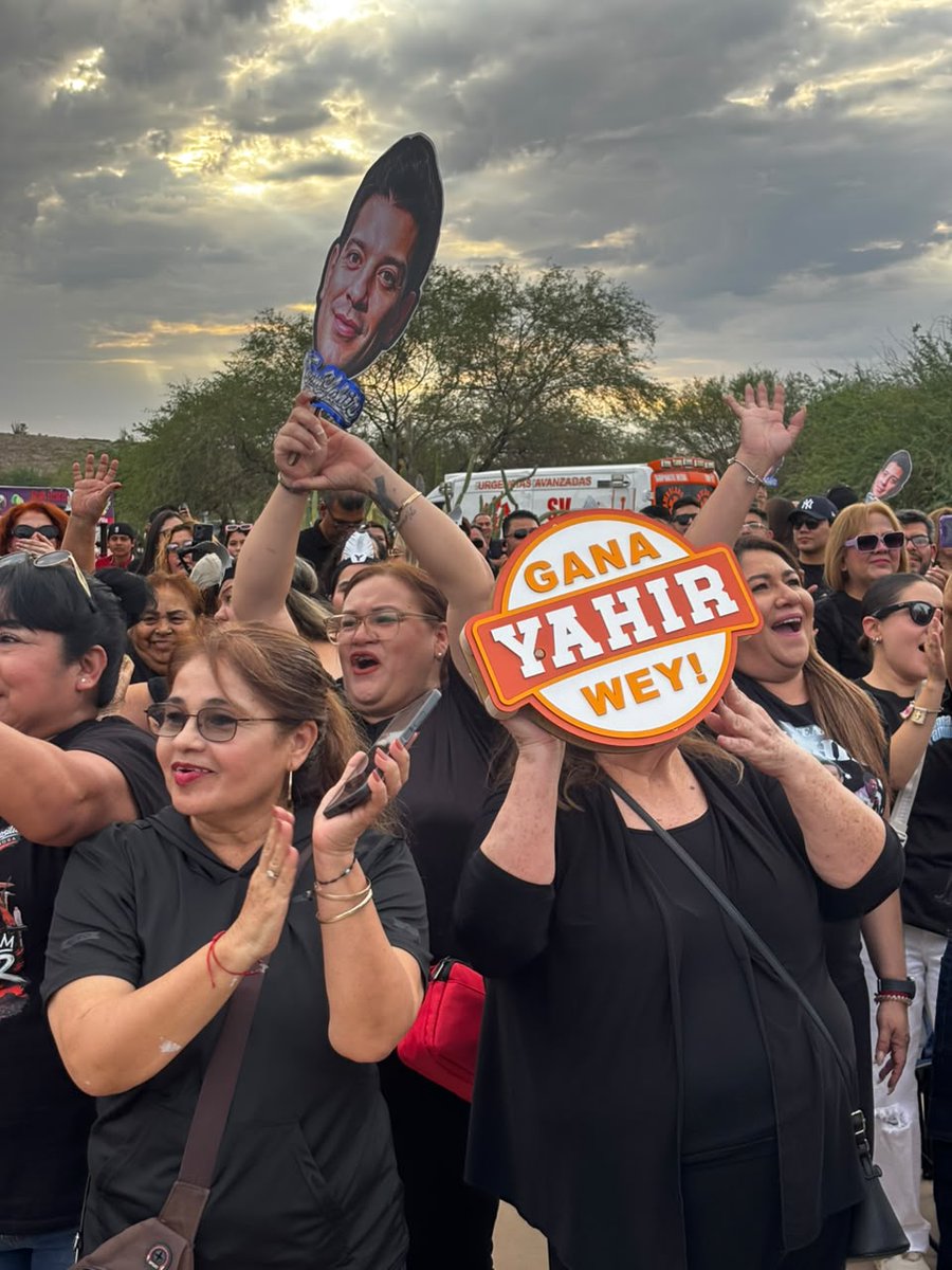 elalbertomedina's tweet photo. 🥳🎉 La raza de Hermosillo se volcó al Estadio Fernando Valenzuela para apoyar a su ídolo Yahir Othón.

Cientos de personas, familias completas, se dieron cita para grabar el video de apoyo al hermosillense que compite por ganar la Casa de los Famosos.

Entre los simpatizantes de Yahir, sobresale su hijo Tristán quien valoró el esfuerzo del cantante y destacó su afán por ser auténtico y mantenerse firme en sus principios.

📷📹 Yahaira Alex / #ProyectoPuente