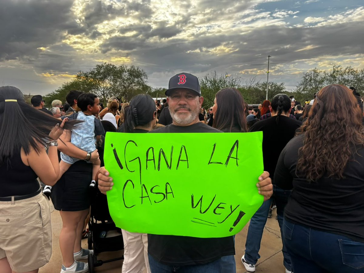 elalbertomedina's tweet photo. 🥳🎉 La raza de Hermosillo se volcó al Estadio Fernando Valenzuela para apoyar a su ídolo Yahir Othón.

Cientos de personas, familias completas, se dieron cita para grabar el video de apoyo al hermosillense que compite por ganar la Casa de los Famosos.

Entre los simpatizantes de Yahir, sobresale su hijo Tristán quien valoró el esfuerzo del cantante y destacó su afán por ser auténtico y mantenerse firme en sus principios.

📷📹 Yahaira Alex / #ProyectoPuente