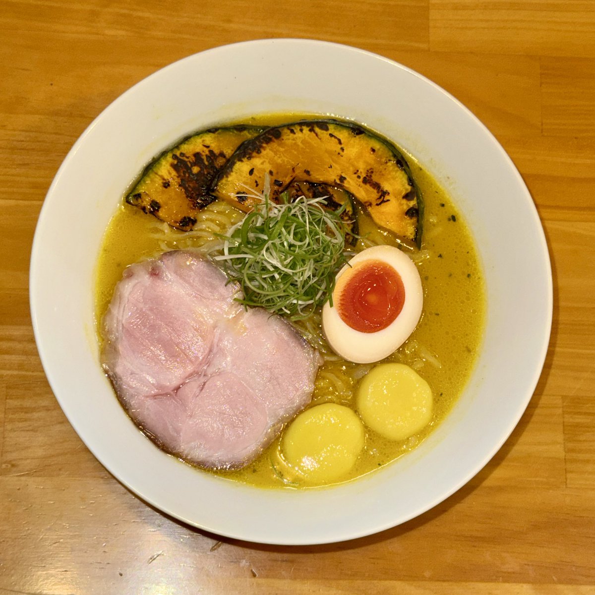 manchanramen's tweet photo. 日曜日のランチに、ラーメンはいかがですか？🍜

本日は限定メニューを3種類ご用意しています！

🎃🌽 かぼちゃコーンラーメン
北海道産かぼちゃととうもろこしの甘みを楽しめる一杯。手作りのかぼちゃもちを2個のせています。

🌽 冷やしとうもろこしラーメン
とうもろこしの甘みと、いりこ出汁の旨みが広がる冷たい一杯。

🌶️ トムヤムラーメン
酸味と辛みが食欲をそそる、期間限定の一杯です。

もちろん、定番の昆布水つけ麺（塩・醤油）、清湯ラーメン（塩・醤油）、旨辛まぜそばもご用意しています。海老ワンタンや牡蠣の和え玉もぜひご一緒に😊

本日も昼11:00〜15:00、夜18:00〜23:00で営業します。
Japanese Ramen マンちゃんでお待ちしております！

#JapaneseRamenマンちゃん #住吉ラーメン #昆布水つけ麺 #かぼちゃコーンラーメン #冷やしとうもろこしラーメン #トムヤムラーメン