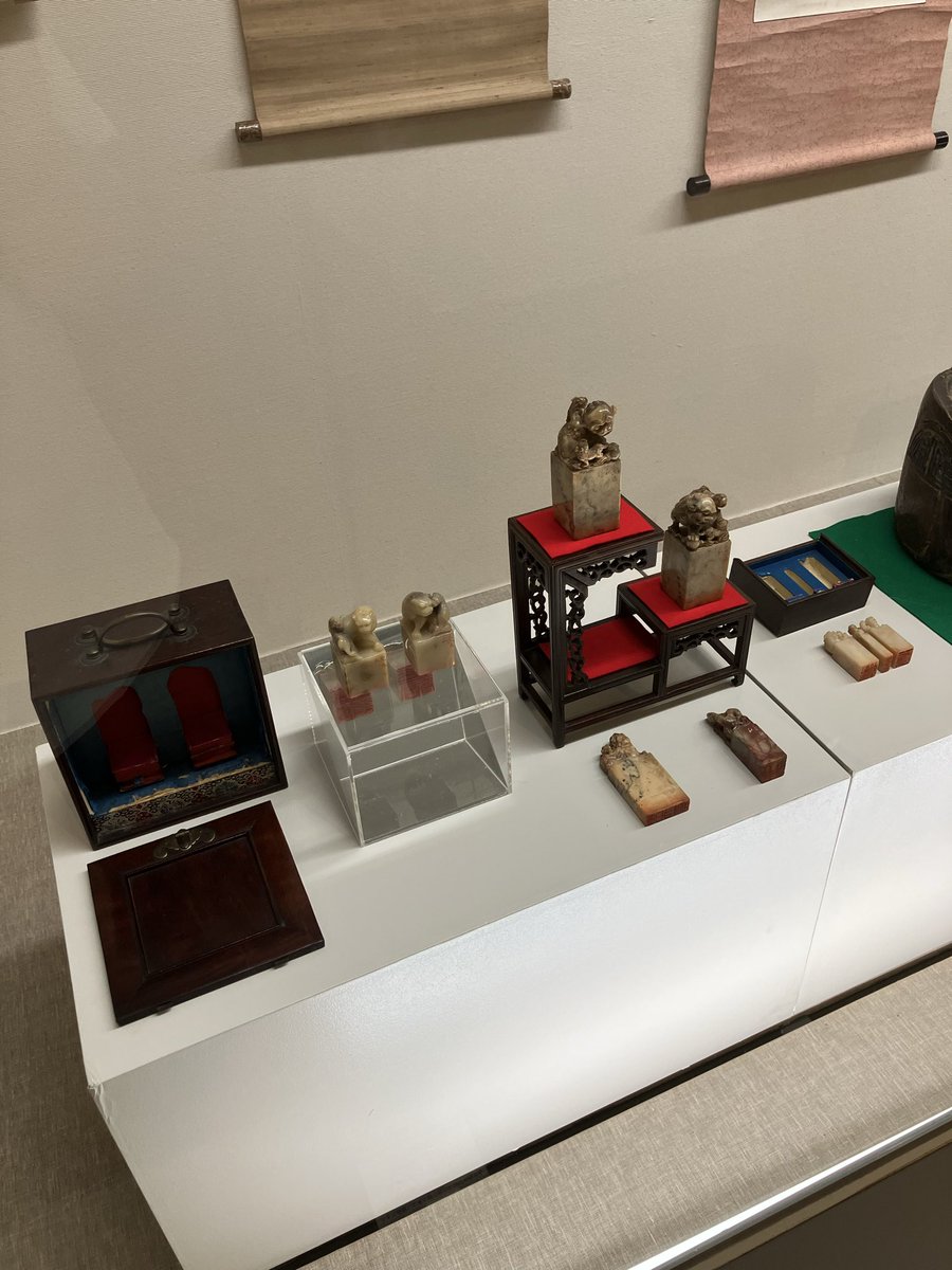 cD6JEmIrRtVg20t's tweet photo. 『文房清玩珍蔵展』

2024年9月、前年に上梓した『文房清玩珍蔵 百八選』に掲載した品を中心に、数百点の蒐集品を連日たくさんのお客様にご覧いただきました

こちらでは展覧会後に手に入れた品や店舗での取り扱い品を含め、紹介させていただきます

#書道 #骨董品 #書道用品
#文房四宝 #文房清玩 https://t.co/1hp6QiqMO1