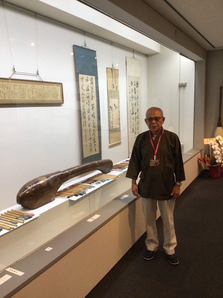 cD6JEmIrRtVg20t's tweet photo. 『文房清玩珍蔵展』

2024年9月、前年に上梓した『文房清玩珍蔵 百八選』に掲載した品を中心に、数百点の蒐集品を連日たくさんのお客様にご覧いただきました

こちらでは展覧会後に手に入れた品や店舗での取り扱い品を含め、紹介させていただきます

#書道 #骨董品 #書道用品
#文房四宝 #文房清玩 https://t.co/1hp6QiqMO1