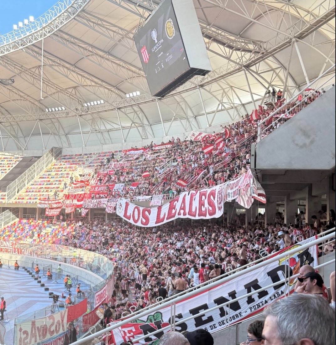 rivaspablo's tweet photo. El circo que armó @afa*no para castigar a Verón 

- 30min tarde el ingreso de los hinchas #EDLP (Central a tiempo)
- Sin banderas (Central con telones y bandera de NOB)
- Sin bengalas (Central con bengalas)

Abro hilo 🧵 https://t.co/epYNAs3eYT