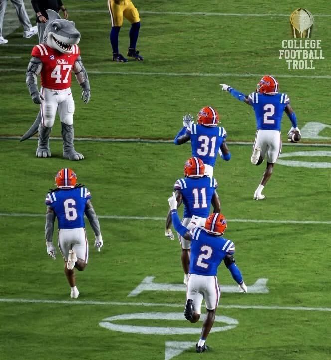 geauxGoat's tweet photo. This might be the CFB photo of the year 😂😭 https://t.co/3Av7RA58vN