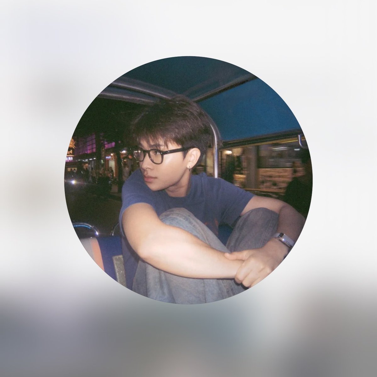 flymitosaturn's tweet photo. เฉลยหน่อย คนไหนตัวจริงที่พี่หมวยหันหน้าไปหา https://t.co/vE34kNrHBV