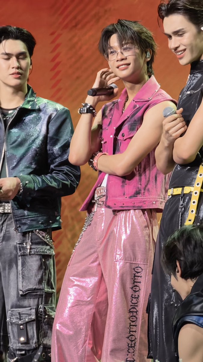 minnicherii's tweet photo. "อยากเริ่มที่ลำปางหรือเริ่มที่ฝางดี"
เด้กที่รักลำปางฝางที่สุด

สถานการณ์จริง

โต้ : ยืนยิ้ม ดูพี่นะน้อง
เจย์ โป : ขำสะใจ
มิน : ลงไปเดรส
แมด : มาสะกิดเรียก
ฟค : เป็นลิง https://t.co/KE858eokV6