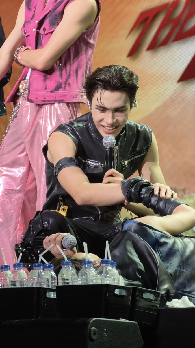 minnicherii's tweet photo. "อยากเริ่มที่ลำปางหรือเริ่มที่ฝางดี"
เด้กที่รักลำปางฝางที่สุด

สถานการณ์จริง

โต้ : ยืนยิ้ม ดูพี่นะน้อง
เจย์ โป : ขำสะใจ
มิน : ลงไปเดรส
แมด : มาสะกิดเรียก
ฟค : เป็นลิง https://t.co/KE858eokV6