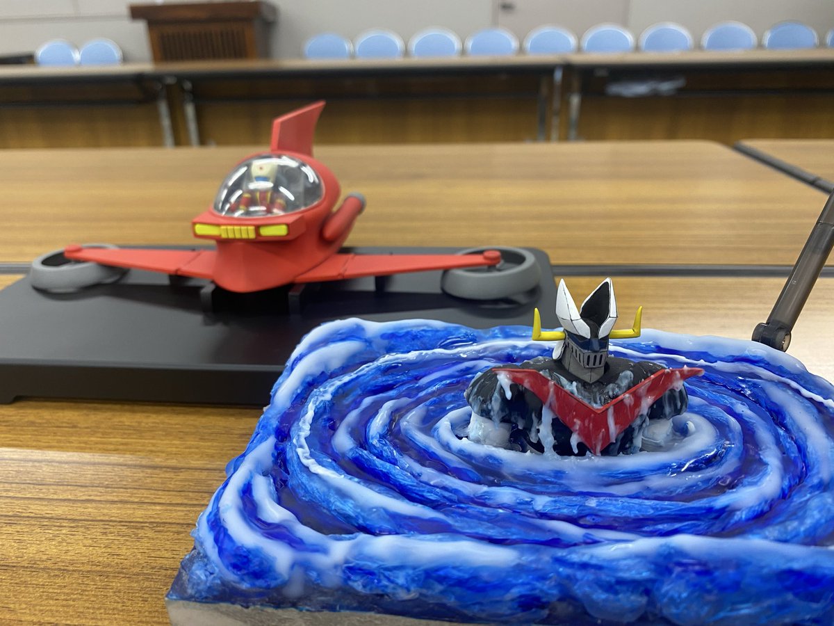 msrrm329's tweet photo. 最後は私M'sの作品
アオシマ・シャイアード
MGジムが素体です。
ガレキの空飛ぶマジンガーZ
ジェットパイルダー改造ホバーパイルダー。写真がグレートと併せて撮りました。 https://t.co/tTWN5F788n