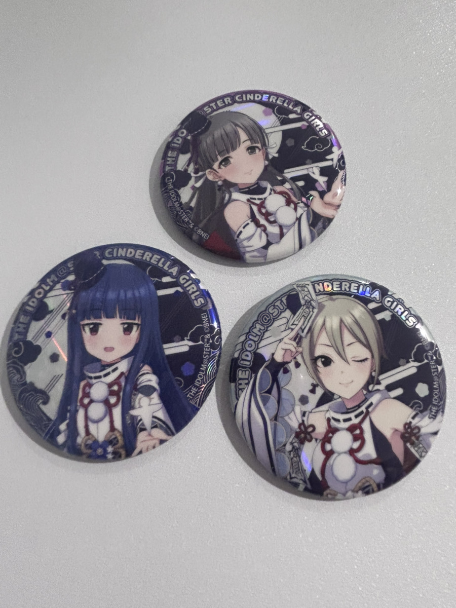 thechara_yrkc's tweet photo. 🍁アイドルマスター シンデレラガールズ POP UP SHOP🍁

10/27(日)現在の完売商品はこちらです。

「オーロラカンバッジ(ランダム)　陰陽師 ver.」好評販売中！
税込3000円以上お買い上げ毎に特典ブロマイドのお渡しや、特大アクリルフィギュアが当たる抽選会にご参加いただけます！

イベント詳細🔗https://t.co/ubvBESr15j
#京まふ #京まふ2026 #デレマス #idolmaster