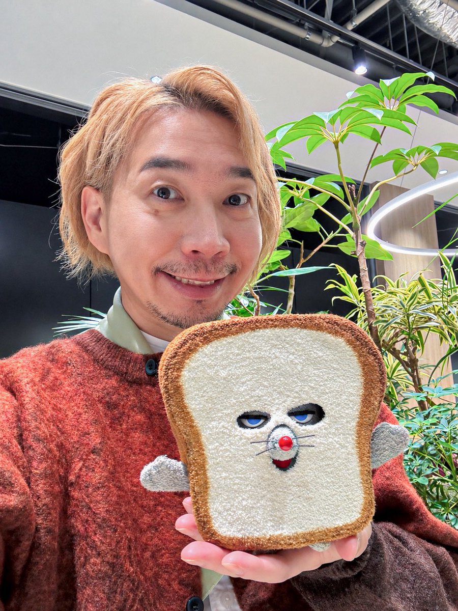 MY_MURMUR's tweet photo. アニメ『#パンどろぼう』
10月2日午後6時40分からEテレにて放送スタート！ パンやのおじさんを演じております。
パンどろぼうと共にテーマ曲を歌うオープン映像が公開されましたので、ぜひご覧ください。

宣伝用1/1スケールのパンどろぼうと記念の2ショット🍞 https://t.co/jb3KsIHImI