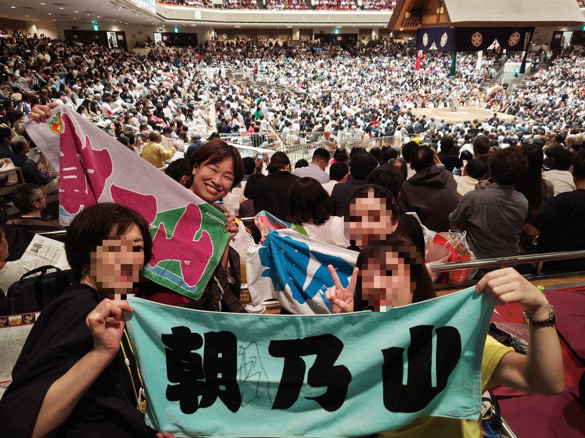 2525mikari's tweet photo. 大相撲9月場所、行って来ました。
両国では、毎場所行ってたのですが、今回は、抽選にハズレて、諦めてましたが、たまたまお知り合いから、急遽、14日目取れました😆朝乃山の優勝争いに行けて、良かったです！！ https://t.co/7QyLefr1Hn
