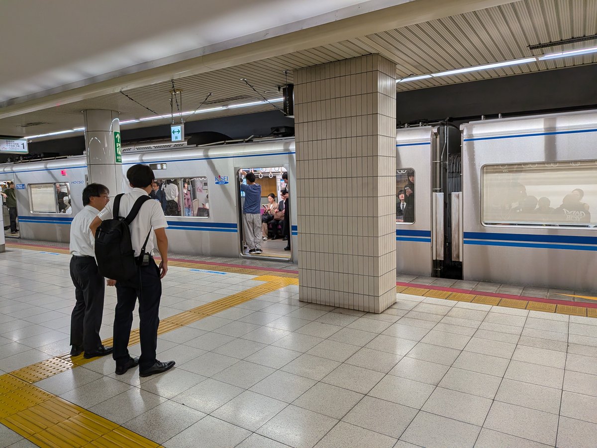 minor1979's tweet photo. 船橋競馬場から国府台へ。
2km歩いて、茶色のファミリーマート市川国府台店へ。
周辺は特に色の規制は見られなかったのに、何故ここだけ！？(ﾟдﾟ)
謎ですなあ🤔
んでもって、更に北へ進んで矢切駅へ。
矢切の渡しのオブジェを見た後ホームに出ると、異様な雰囲気の回送電車を発見！
どうやら、映画かドラマの撮影らしい…ビックリ(ﾟдﾟ)
 #ファミリーマート