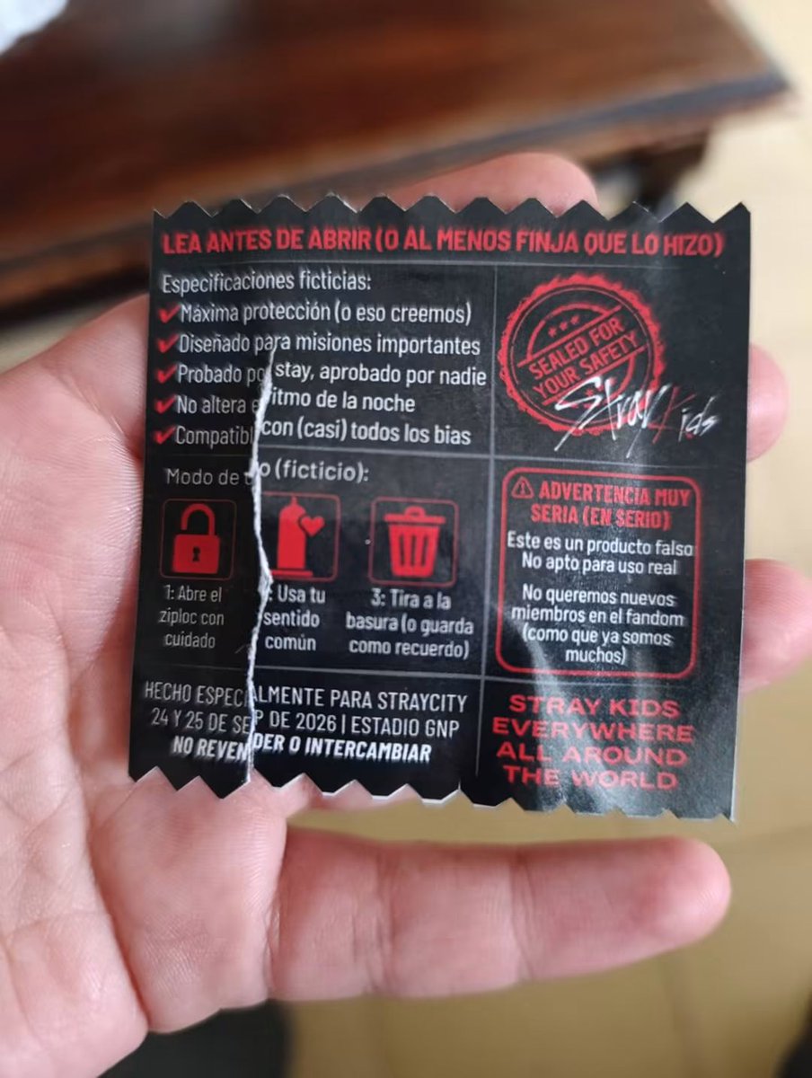 b_ambyy's tweet photo. JJSKAJAKAJAK EN EL STRAYCITY EN MEXICO ESTABAN DANDO PRESERVATIVOS DE FREEBIES JSKAJAK, posta creen que los stay cogemos??? 😭 https://t.co/n4euWseB9r