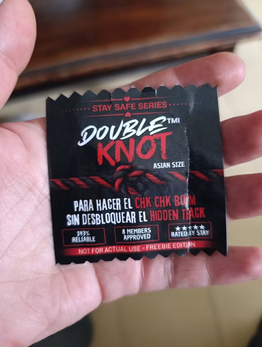 b_ambyy's tweet photo. JJSKAJAKAJAK EN EL STRAYCITY EN MEXICO ESTABAN DANDO PRESERVATIVOS DE FREEBIES JSKAJAK, posta creen que los stay cogemos??? 😭 https://t.co/n4euWseB9r