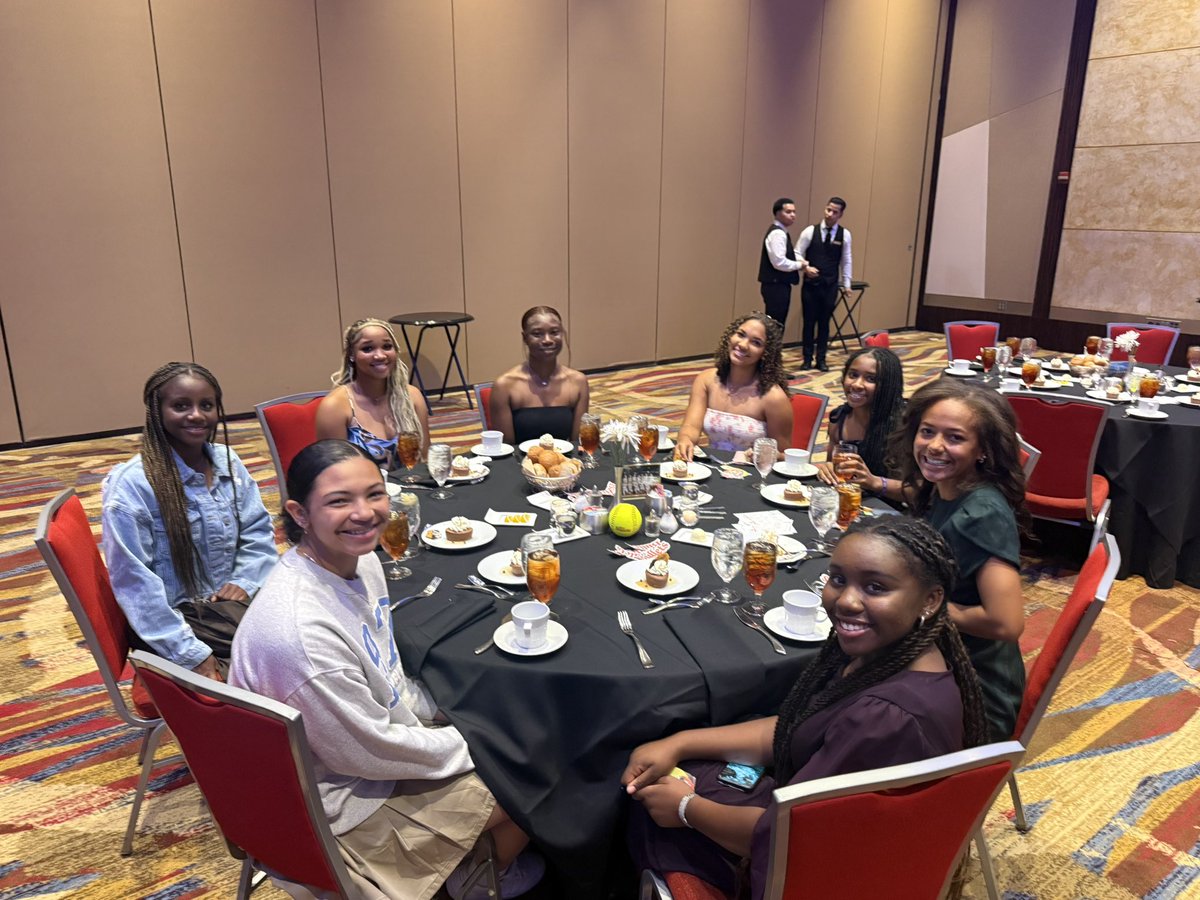 BulletsMayfield's tweet photo. What a GREAT night to be a Bullet! Celebrating @EastCobbBullets, getting dressed up, making memories &amp; hearing from Coach Mullins, Coach Heath &amp; Coach Mills from Berry College!  

Congrats to our team for winning the scavenger hunt &amp; a new team @MizunoSportsUSA CRBN bat! https://t.co/hmUBTLriCR