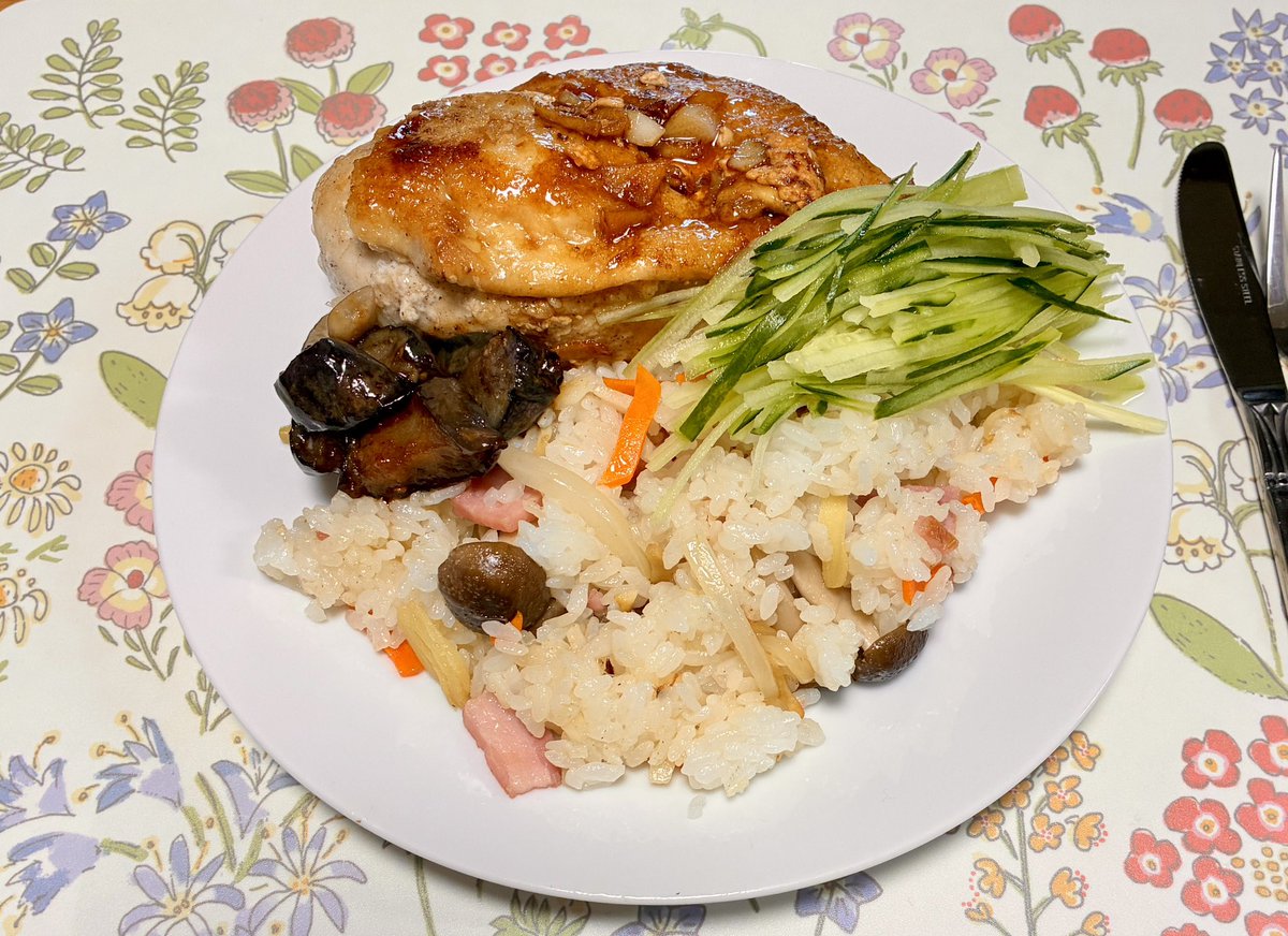 oremeshi63's tweet photo. カオマンガイ風鶏胸焼と炒飯

あるのは鶏胸肉と冷凍ご飯、イメージしたのはカオマンガイ。
塩胡椒とニンニク、生姜、ナンプラーで炒飯、同じ味付けで胸肉を焼いた、ちゃんとしたカオマンガイとは違うけど、ナンプラー好きなら気にしない。パクチー欲しくて買いに行ったけど無かった。 https://t.co/uyTgPnPBvJ