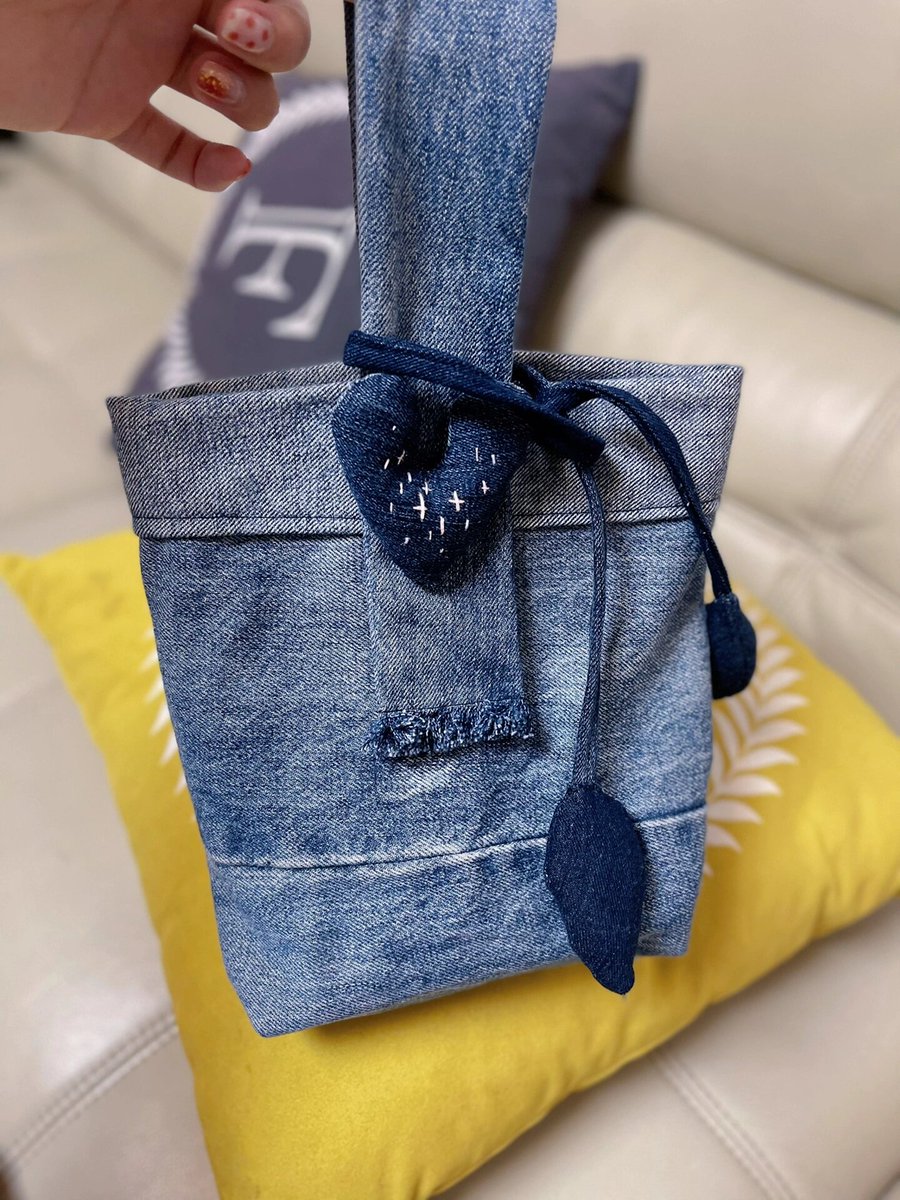 EmeritaRopjek's tweet photo. Turn old jeans into a cute shoulder bag in 10 mins—no sewing required! Perfect quick DIY for weekend vibes ， https://t.co/Bhj7SQybcp