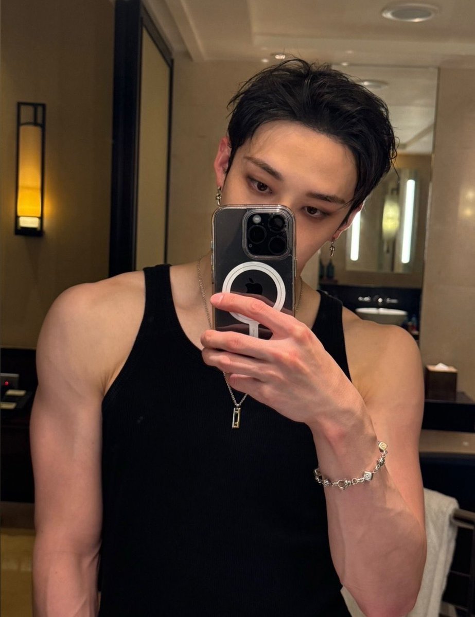 d3archan's tweet photo. 입덕 초엔 본업 잘하고 예민미 냉미남 리더인줄 알았는데 입덕하고 보니 바부강아디 뽀둥이임 https://t.co/0ijsXY6Zfk