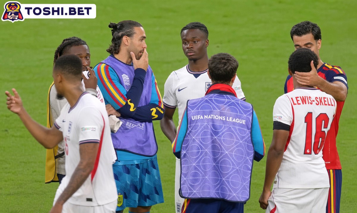 ArsenalN7's tweet photo. It’s actually crazy that seven Arsenal players are in the same picture from a game that isn’t even an Arsenal game. 🤯

When you’re big, you’re big! ❤️‍🔥 https://t.co/QoNx7cS6uS
