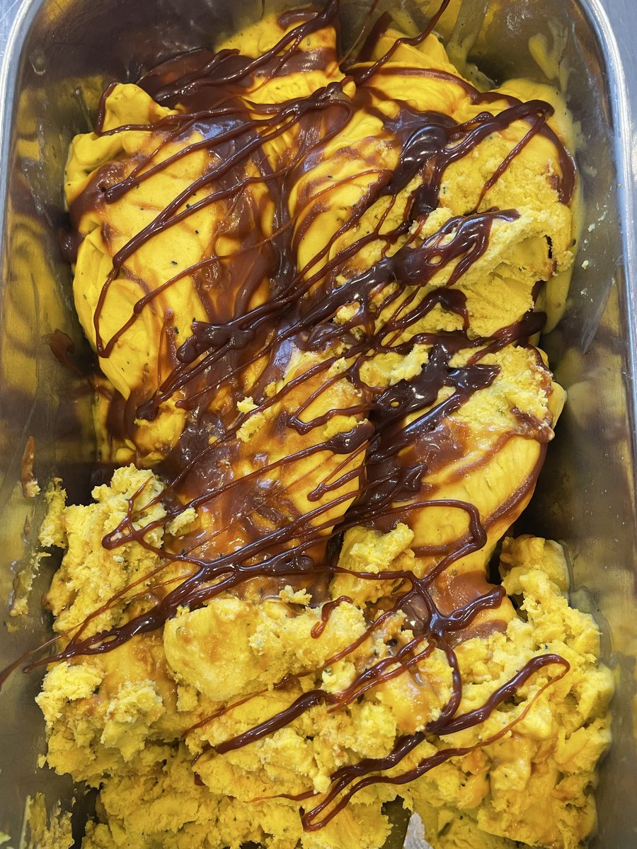 postagelato's tweet photo. 本日より
かぼちゃプリン🎃🍮
店頭に並びます🍨✨
秋の人気フレーバーです🤤
クリーミーなコクのあるかぼちゃジェラートと
苦味と塩味のアクセントがクセになります。
ぜひご賞味ください🍨✨
#ポスタジェラート
#postagelato https://t.co/6TKblqnLDH
