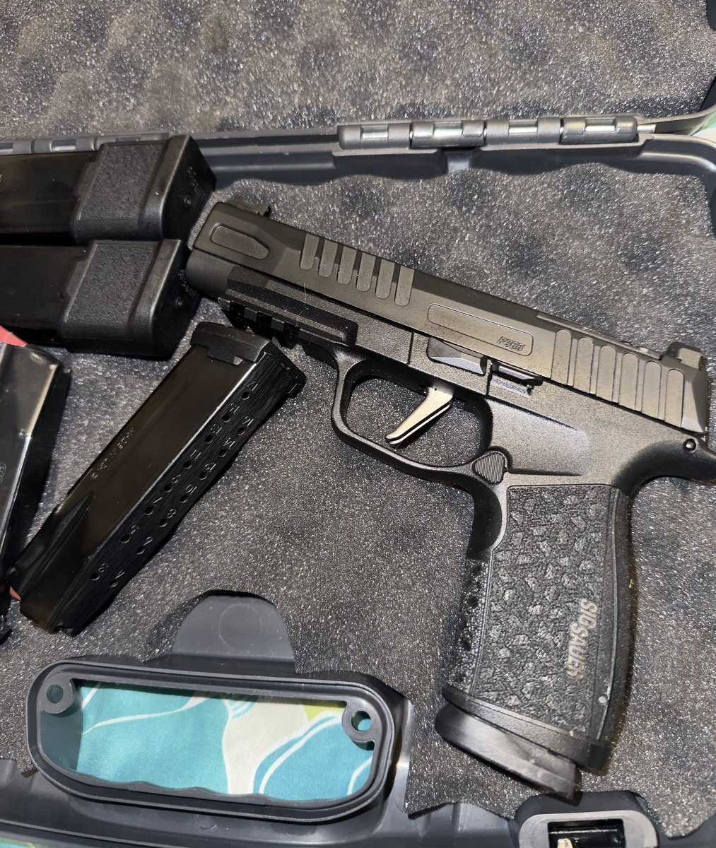 Tacticaljavi999's tweet photo. The #P365FUSE this thing is awesome🔥Will never replace my #Glocks BUT an awesome piece💯 https://t.co/OWdlrn0yZ8