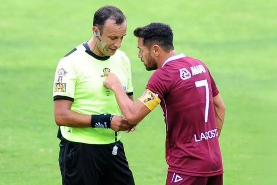 juliannaddeo's tweet photo. Este tipo casi lo caga trompada a herrera y todo el futbol argentino saltó contra el!! 

Ahora mamen. https://t.co/vszQXsN84J