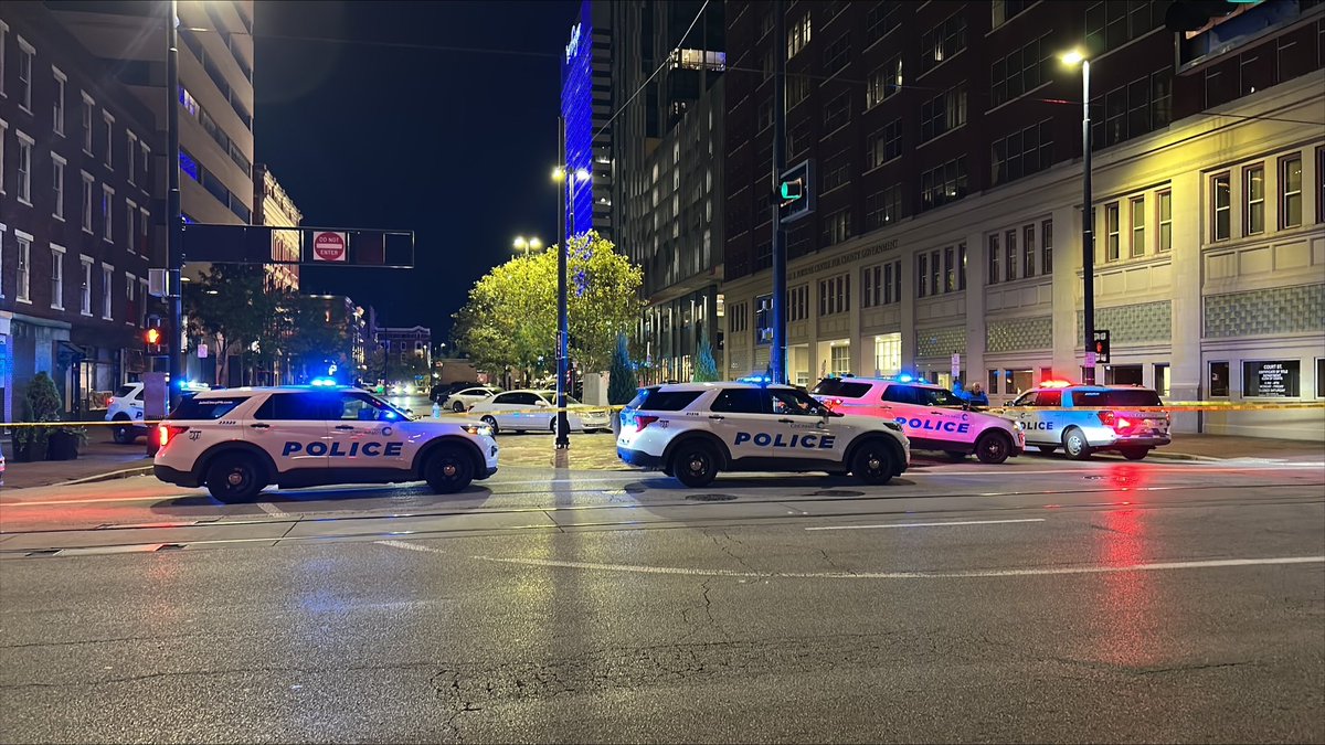 Reporter_Sean's tweet photo. An adult woman’s been shot in downtown Cincinnati. She has life threatening injuries. No suspect info, per CPD @WLWT https://t.co/5IxwhtLmi8