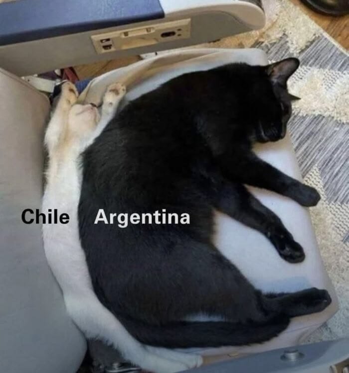 intip0hz's tweet photo. Como dormiría chile si Argentina no acaparara toda la cama https://t.co/SIgNPk5qt7