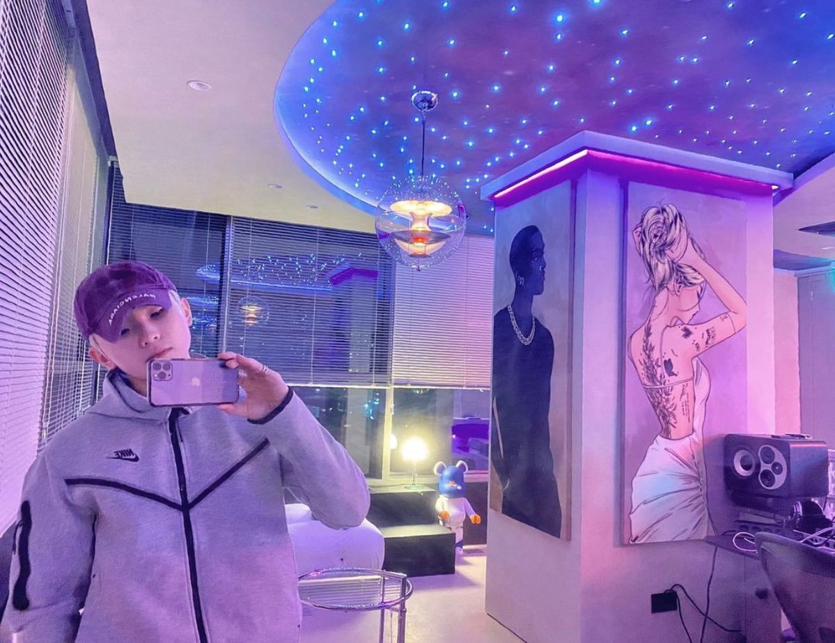 semangkukuji's tweet photo. Woozi's studio features 4 paintings depicting things he doesn't do: piercing, smoking, tattooing, and drinking.

Then he was drinking during Nana Tour, and he said while being shy, “I'm wondering if I should take down that painting. I should promoted with new name NEW Woozi now.” https://t.co/YrpnwGv7HW