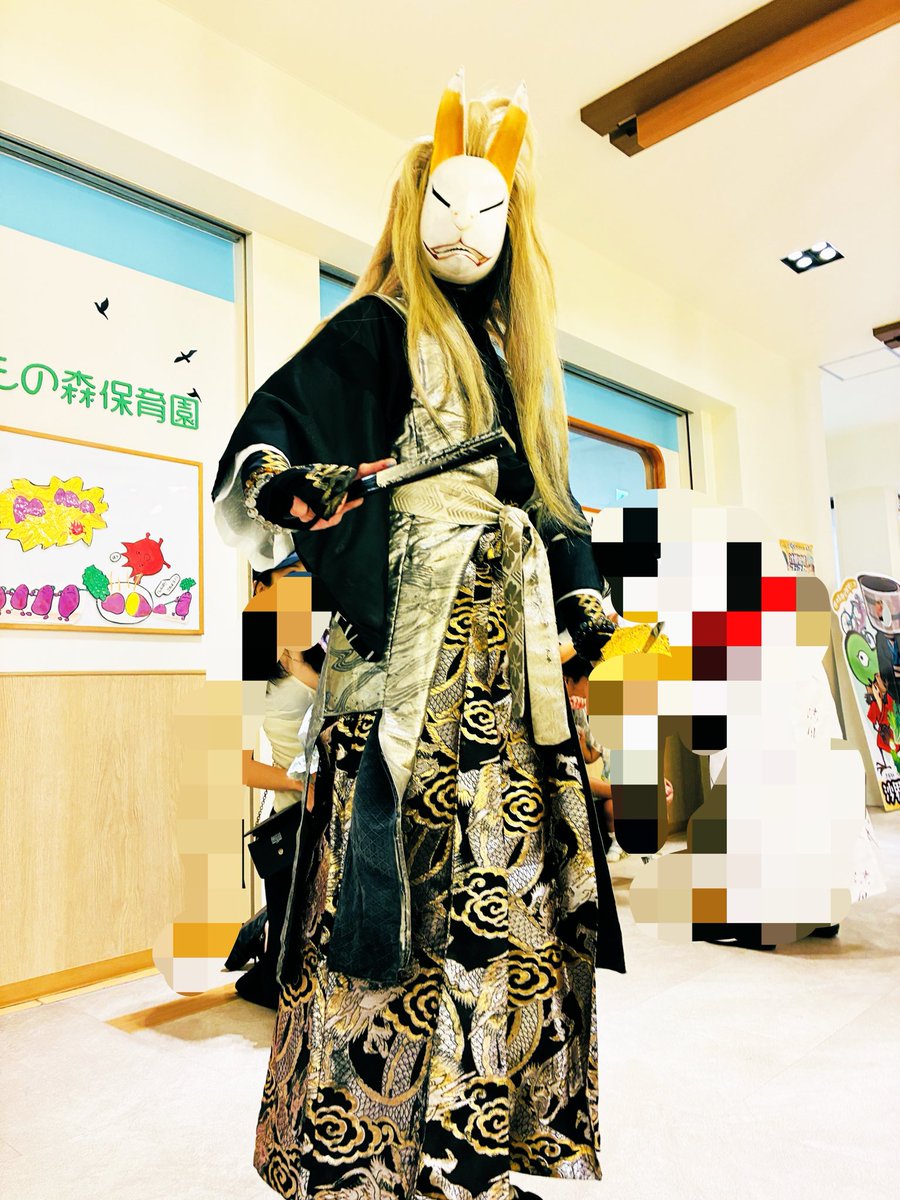 kuromochi_goma's tweet photo. いつも颯爽と現れる大妖怪、いちのしんさま😍🙏💕💕

昨日の妖怪行列では、エスカレーターを降るお姿までキリリと凛々しく…まるで能の一幕のようでした😍🙏💖✨✨✨ https://t.co/mEWAKfbNQ5