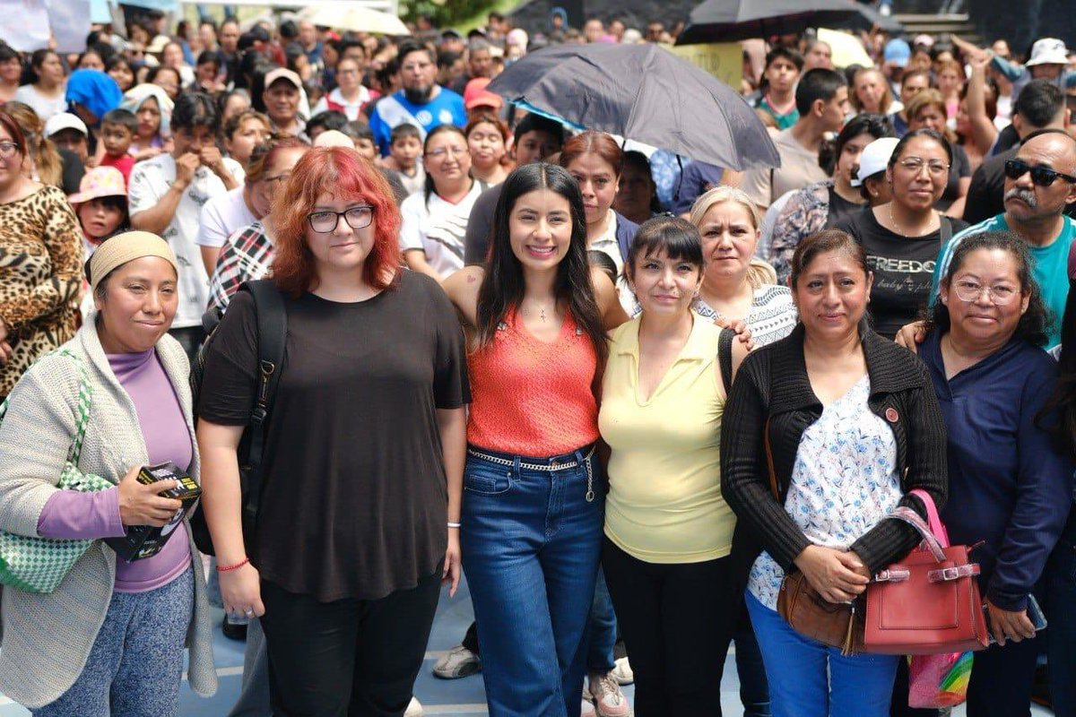 Viriloz's tweet photo. Así la reunión de “La Bonita” con vecinos de La Margarita https://t.co/6L0d5LS4N7