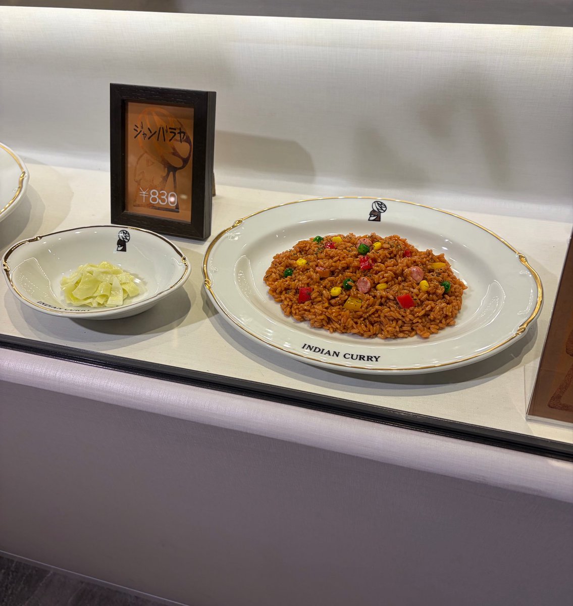 hina_money35's tweet photo. 大阪のインディアンカレー、着席して30秒で出てくる爆速カレーが有名なんですが、阪神梅田店でしか食べられない幻のメニューがあります。それがコレ。ジャンバラヤです… https://t.co/Y98NezVzJ9