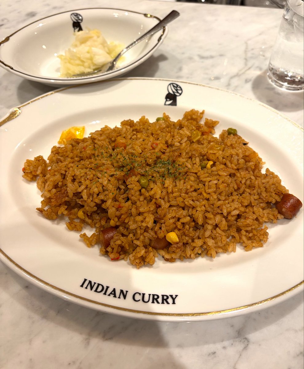 hina_money35's tweet photo. 大阪のインディアンカレー、着席して30秒で出てくる爆速カレーが有名なんですが、阪神梅田店でしか食べられない幻のメニューがあります。それがコレ。ジャンバラヤです… https://t.co/Y98NezVzJ9