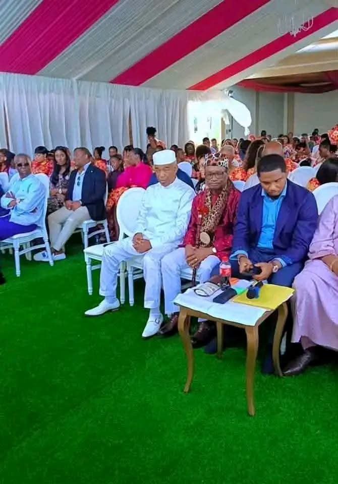 ZonePresse_'s tweet photo. 🎉❤️Mariage traditionnel des artistes Indira et Tamsir, à Dimako, en présence de la Légende Samuel Eto'o.

📸 Les photos et les vidéos étaient interdites. https://t.co/wgQTWdkmdF