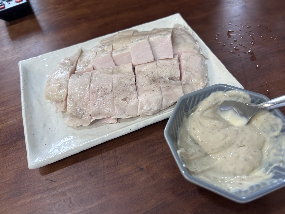 sherbe_bot's tweet photo. 鶏ハム食って満足したし、ベランダのトケイソウがキレイに咲いてたし、機嫌良くなった https://t.co/ElZZgnbyOD