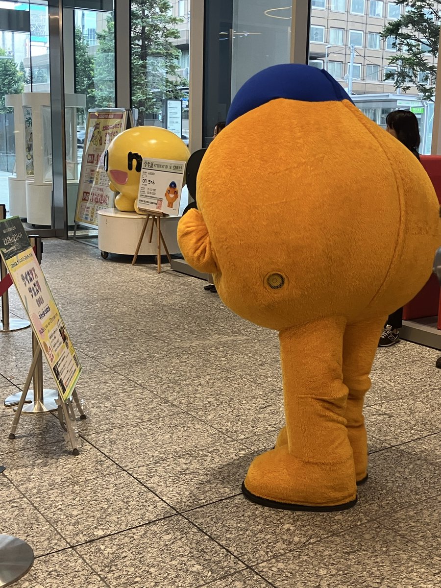 tojima_p's tweet photo. 北大大学院生となって２日目のonちゃん、本日の活動を始めました。ぜひ創世スクエアにお越し下さい😊
＃onちゃん
＃北大
＃創基150周年 https://t.co/uA4QRbVdS0