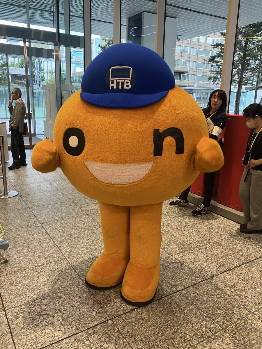 tojima_p's tweet photo. 北大大学院生となって２日目のonちゃん、本日の活動を始めました。ぜひ創世スクエアにお越し下さい😊
＃onちゃん
＃北大
＃創基150周年 https://t.co/uA4QRbVdS0