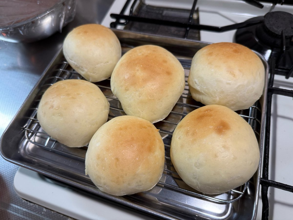 muna___2372's tweet photo. シンプル丸パンはできた🍞
チョコパンは生成中〜🎵
家族以外で食べてもらうの初めてドキドキ💓 https://t.co/NbjJLzLXT1