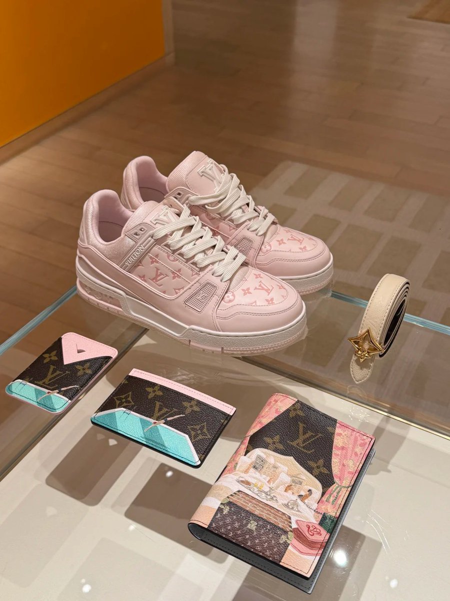 gdmp0's tweet photo. This pink is absolutely gorgeous! You have to trust LV's color mixing skills it looks amazing on! https://t.co/NvuNIrhrup