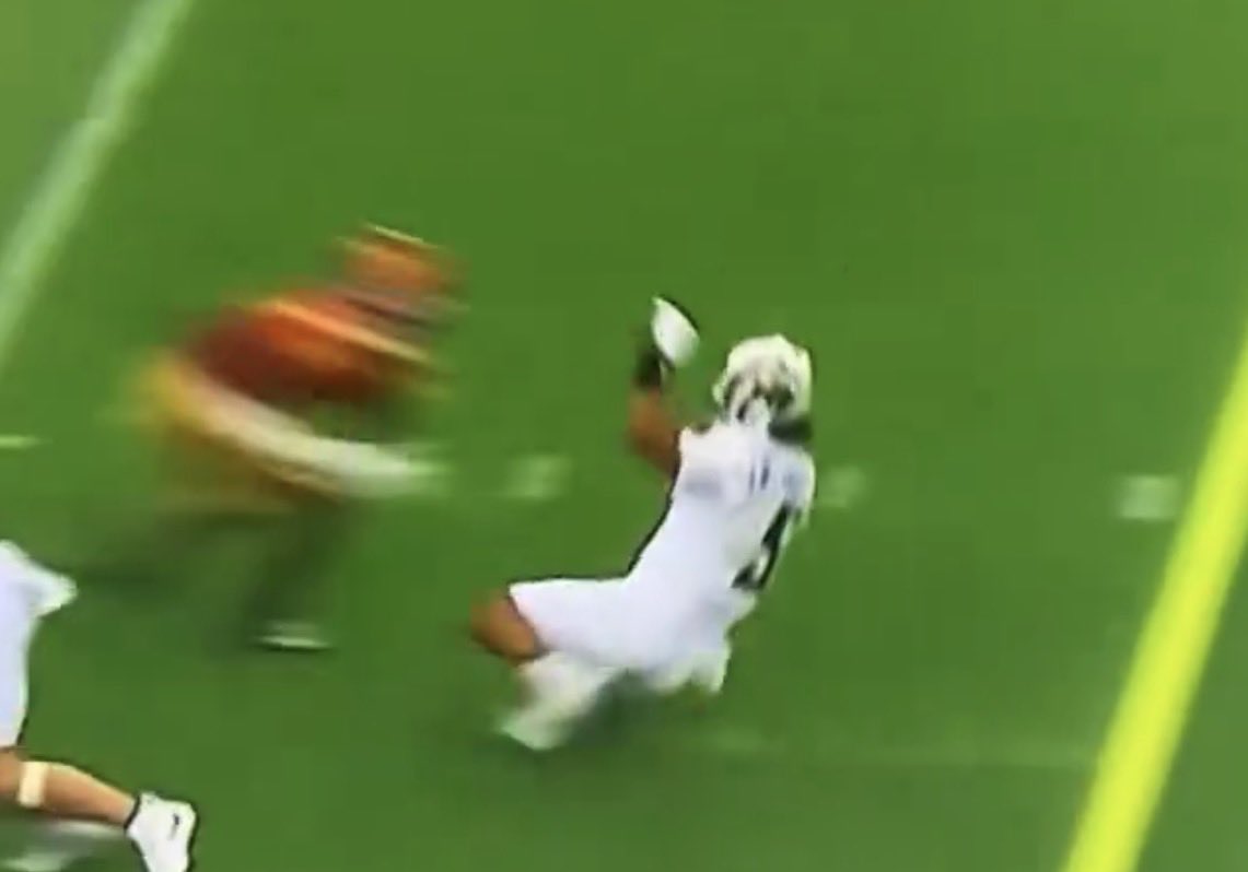 NoNamekkpj's tweet photo. @SharpFootball What tf you want him to do here… he was in position for the hit as the slide started. He has a yard to react at full speed. https://t.co/yHXx21fFiS